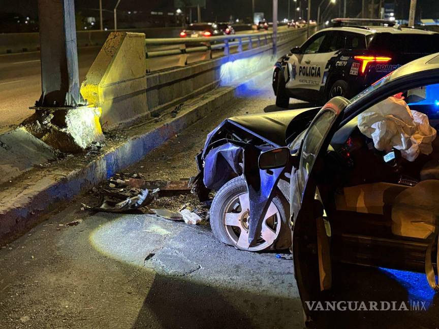 $!Elementos de Tránsito Municipal aseguraron el área del accidente para evitar más riesgos en la circulación de la zona.