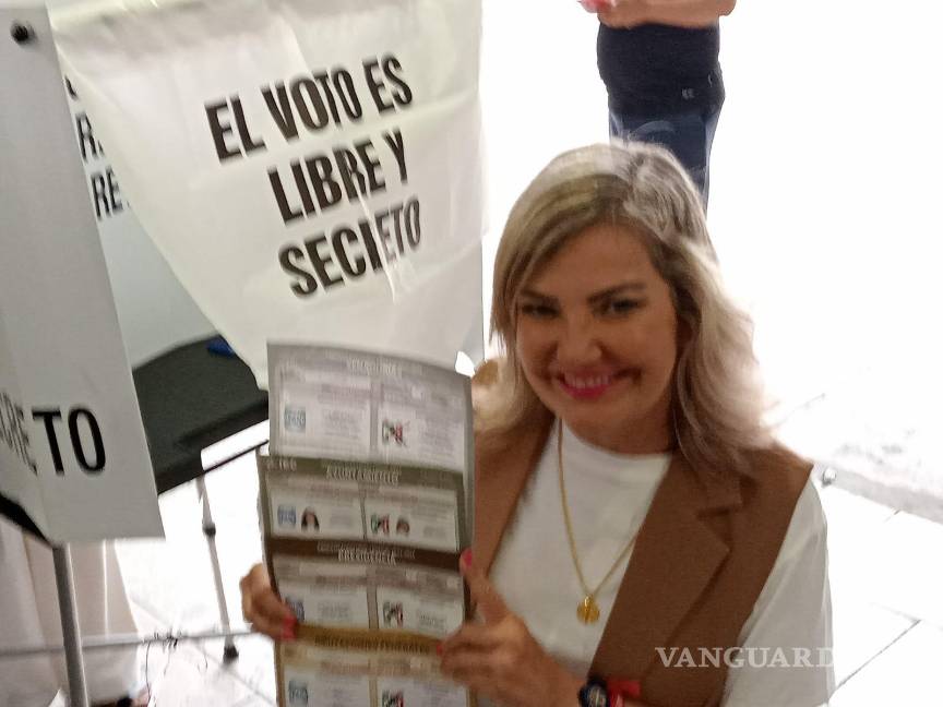 $!La alcaldesa Norma Treviño Galindo emitió su voto en la sección 594 de una casilla básica en Piedras Negras.