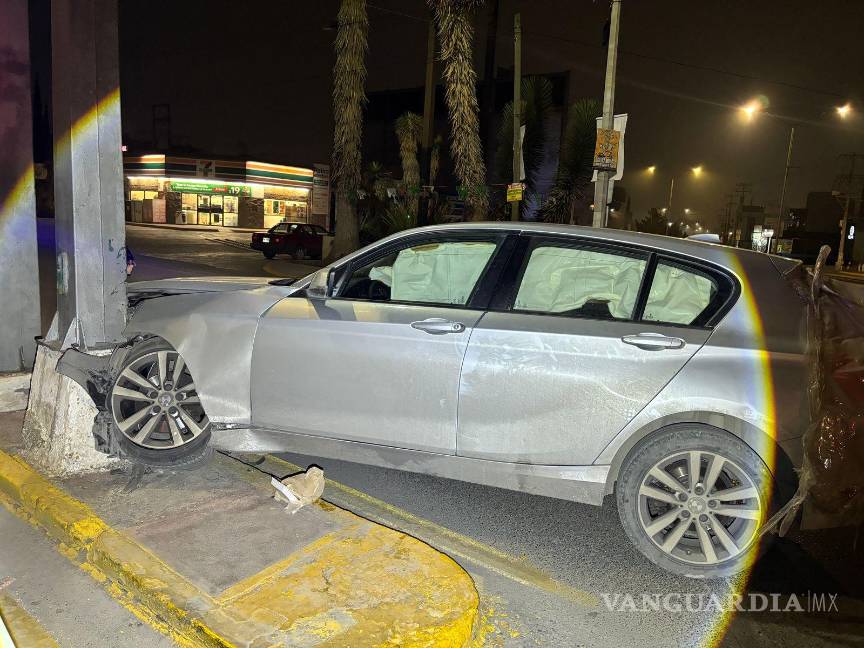 $!Elementos de Tránsito Municipal acudieron al sitio para abanderar la circulación y evitar otro accidente en la zona.