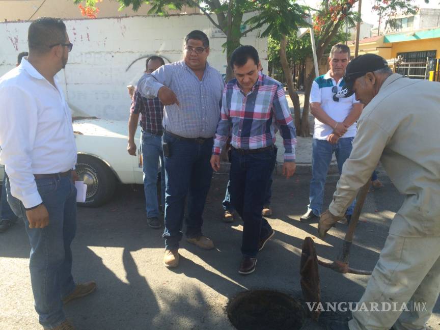 $!Desazolva Simas Torreón redes de drenaje en colonia Jacarandas