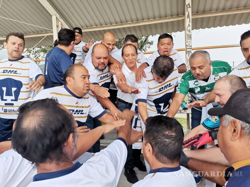 $!Jugadores y comunidad reunidos en torno al Dr. Arellano y el Lic. Portillo, reflejando la unión y esperanza que inspira este equipo veterano.