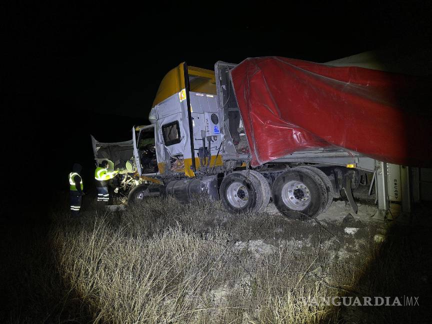 $!La unidad responsable terminó fuera de la carretera, a punto de caer en una zanja.