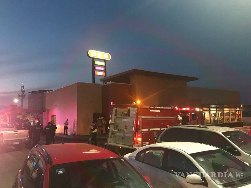 Reportan incendio en plaza comercial de colonia San Patricio, en Saltillo