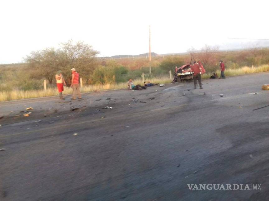 $!Mueren dos mineros en accidente vial en Barroterán, Coahuila; hay 14 heridos