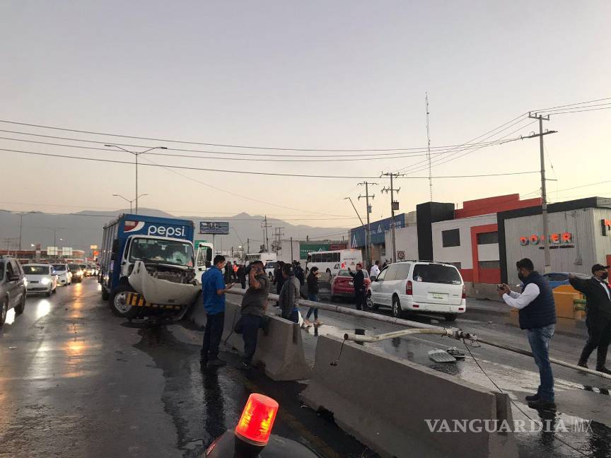 $!El conductor fue trasladado a un hospital en calidad de lesionado.