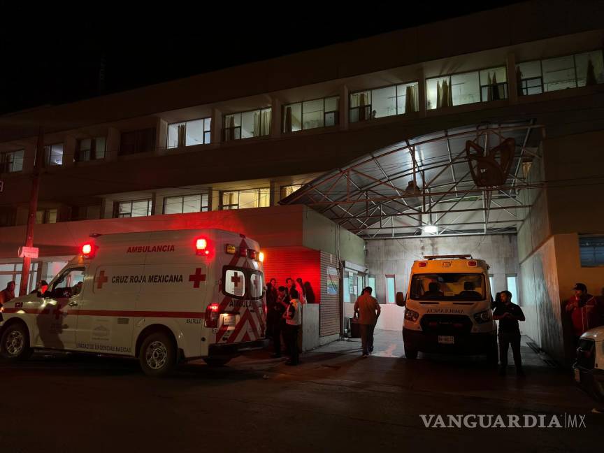 $!Socorristas de la Cruz Roja atiendieron a Ángel, el adolescente lesionado, hasta su traslado a la Clínica del IMSS.