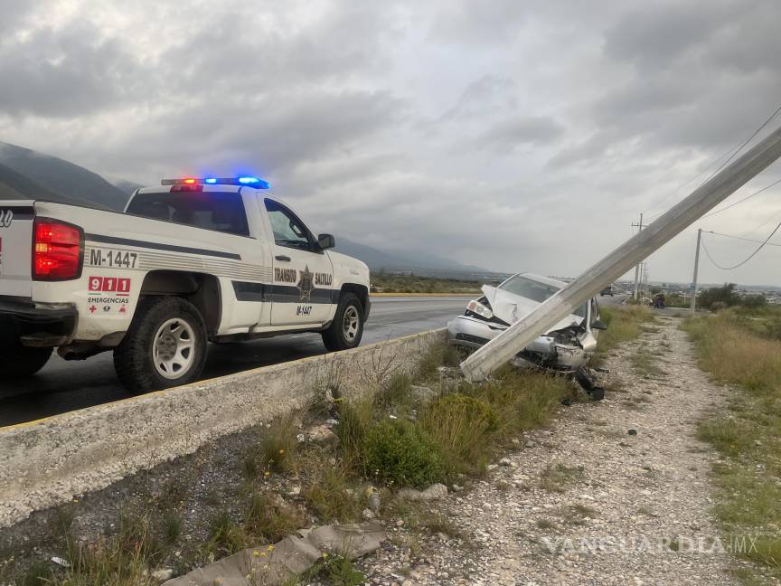 Conductor se impacta contra poste de concreto y abandona su auto, en Saltillo