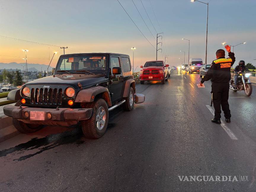 $!Elementos de la Policía Municipal abanderaron la circulación mientras se realizaban los servicios de emergencia.