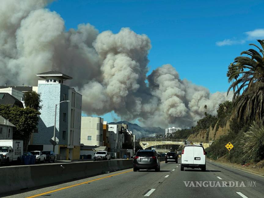 $!El humo denso de un incendio forestal en Pacific Palisades se eleva sobre la Pacific Coast Highway en Santa Mónica, California, el martes 7 de enero de 2025.