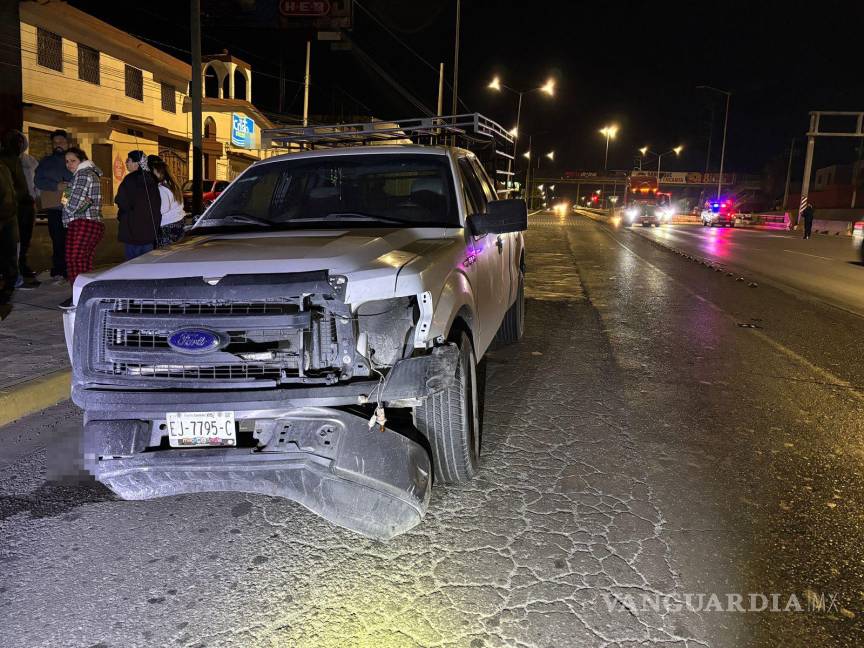 $!La camioneta Ford F-150 terminó con daños visibles tras ser proyectada contra el muro de contención.