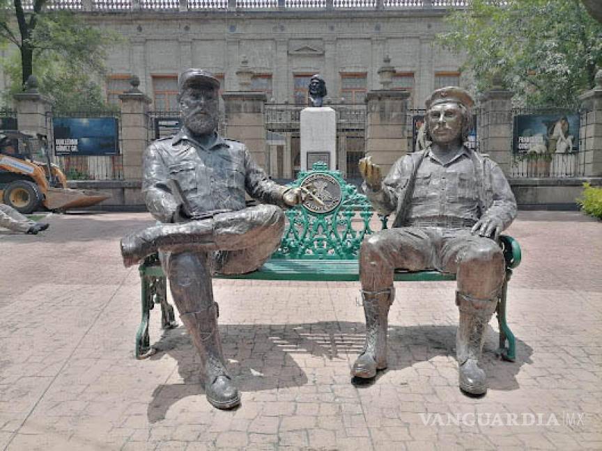 $!Esculturas de bronce de Fidel Castro y Ernesto Che Guevara que se encontraban en una banca del parque de la colonia Tabacalera.
