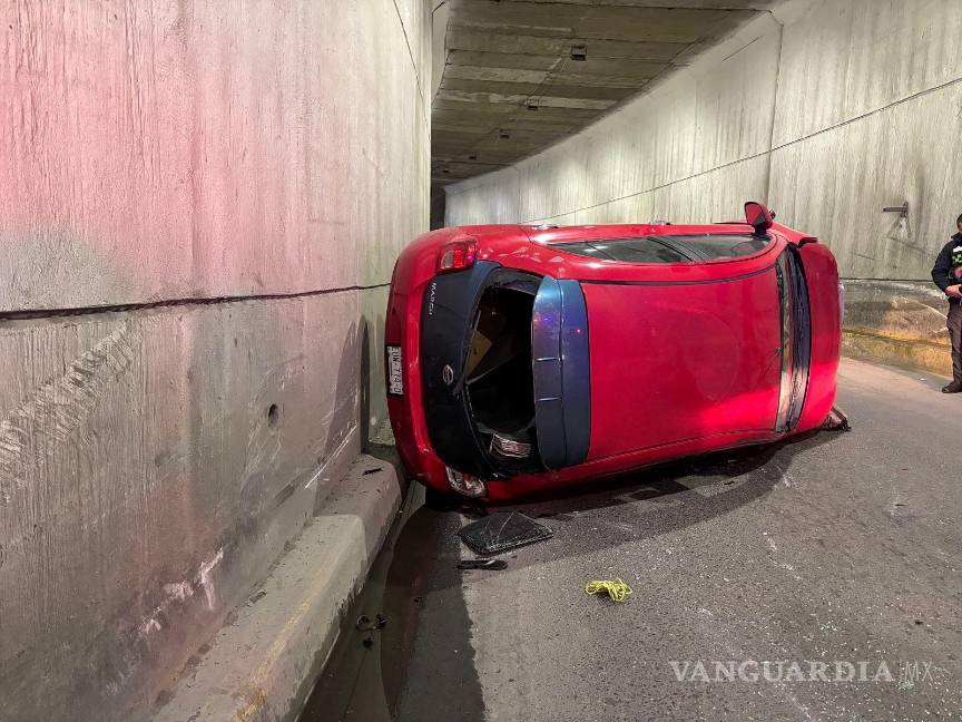 $!Automovilistas bloquearon el paso para evitar otro accidente en el lugar.