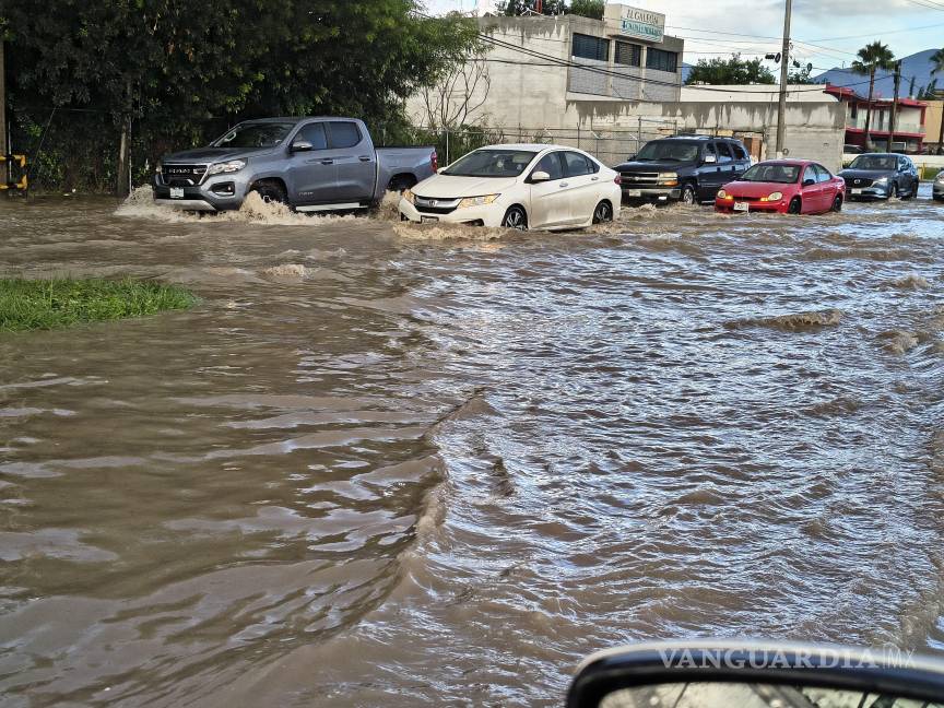$!En algunas zonas de la ciudad el agua alcanzó un alto nivel, generando enorme caos vial.