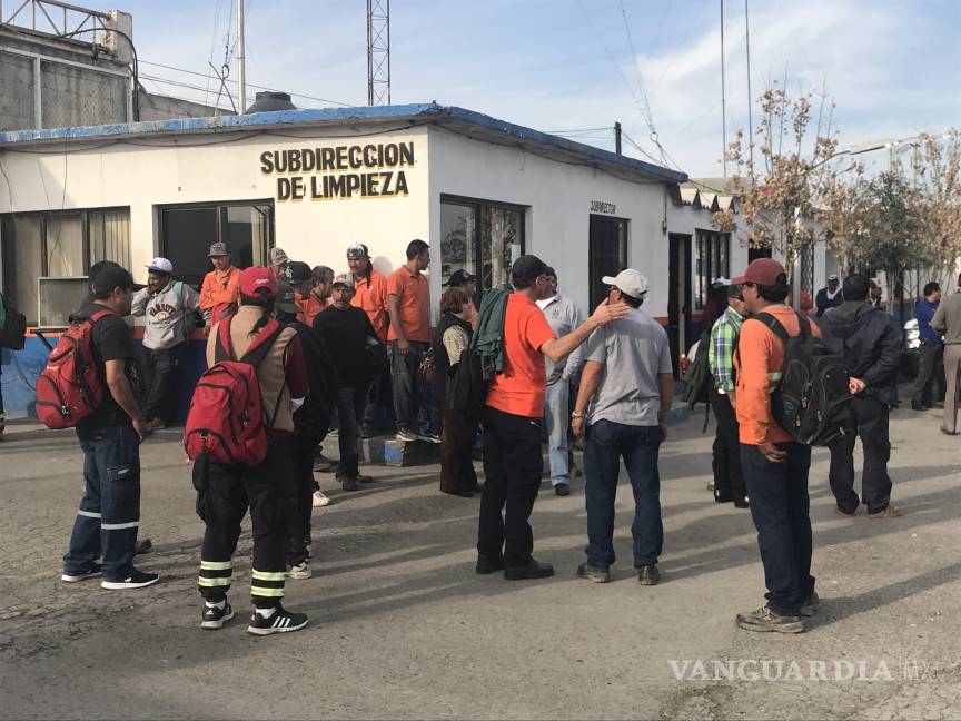 $!Suspenden recolección de basura en un sector de Saltillo en protesta por falta de servicio médico