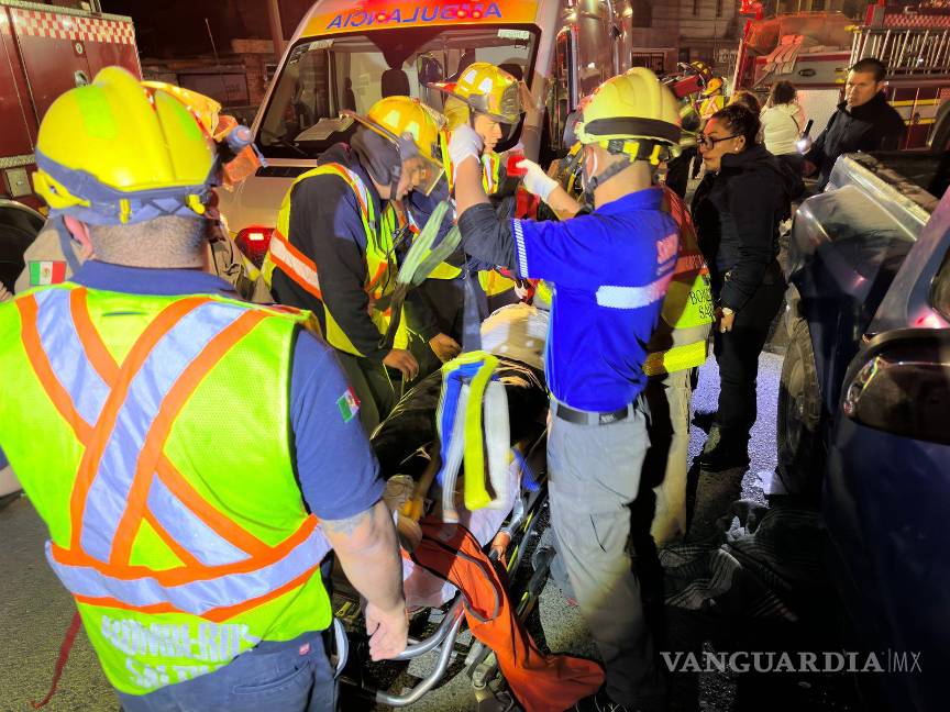 $!Elementos del Cuerpo de Bomberos rescataron al conductor, quien quedó atrapado en su vehículo tras el choque.