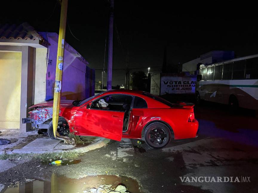 $!El fuerte choque despertó a vecinos, quienes reportaron el incidente a las autoridades.