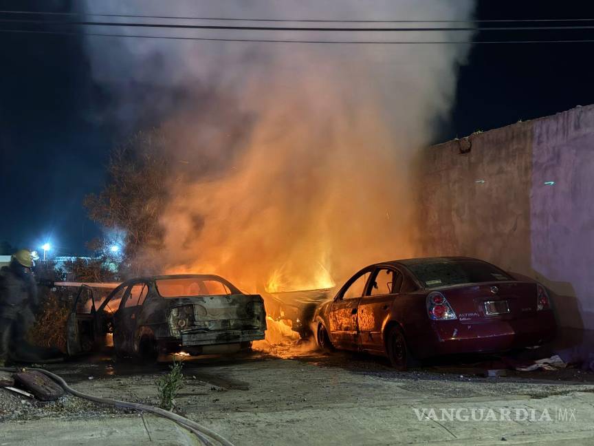$!Elementos de la Policía Municipal acordonaron el área y pidieron a los vecinos mantenerse alejados del fuego, que alcanzó gran intensidad.