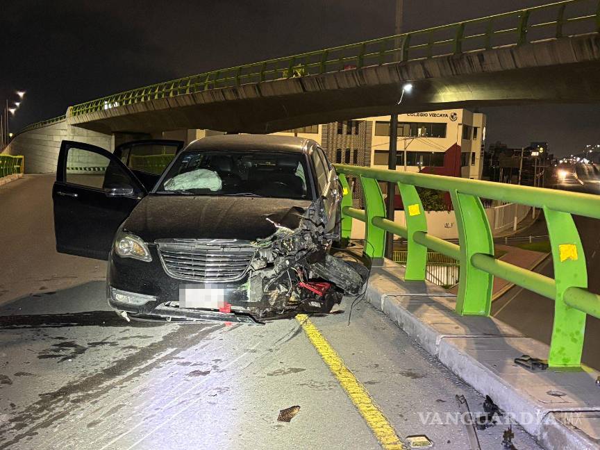 $!El auto quedó obstruyendo la vialidad tras girar 180 grados.