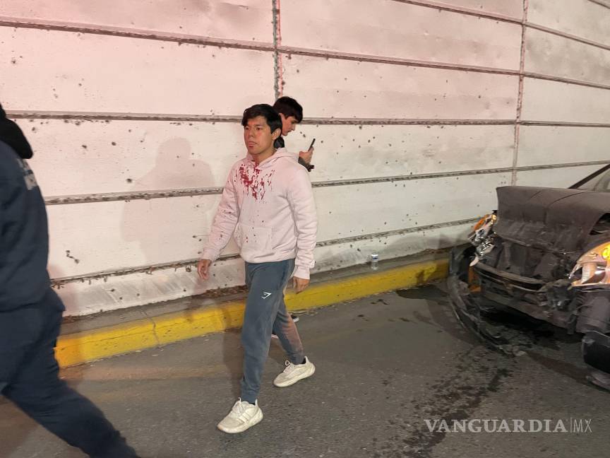 Tres jóvenes resultan heridos en choque en el distribuidor vial Venustiano Carranza