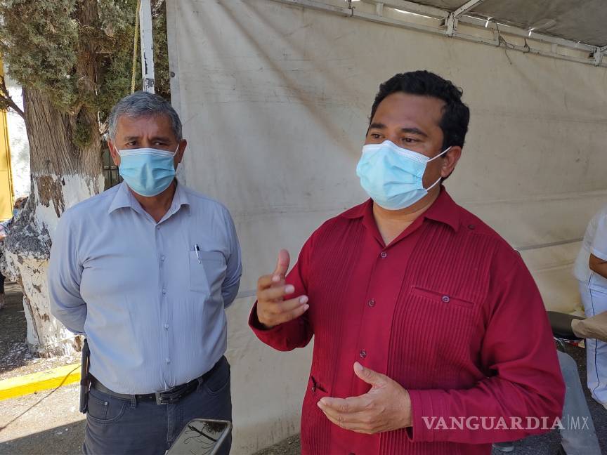 $!Abuelitos reciben vacuna al segundo intento; se formaron a pie en módulo vehicular de Saltillo