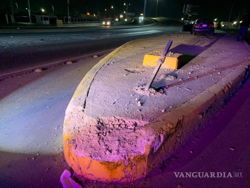 $!El Jetta fue encontrado abandonado sobre el camellón central, obstruyendo la entrada al puente vehicular.