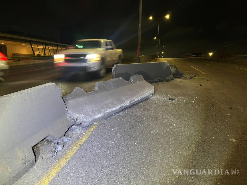 $!El choque provocó que tres muros se proyectaran al carril contrario.