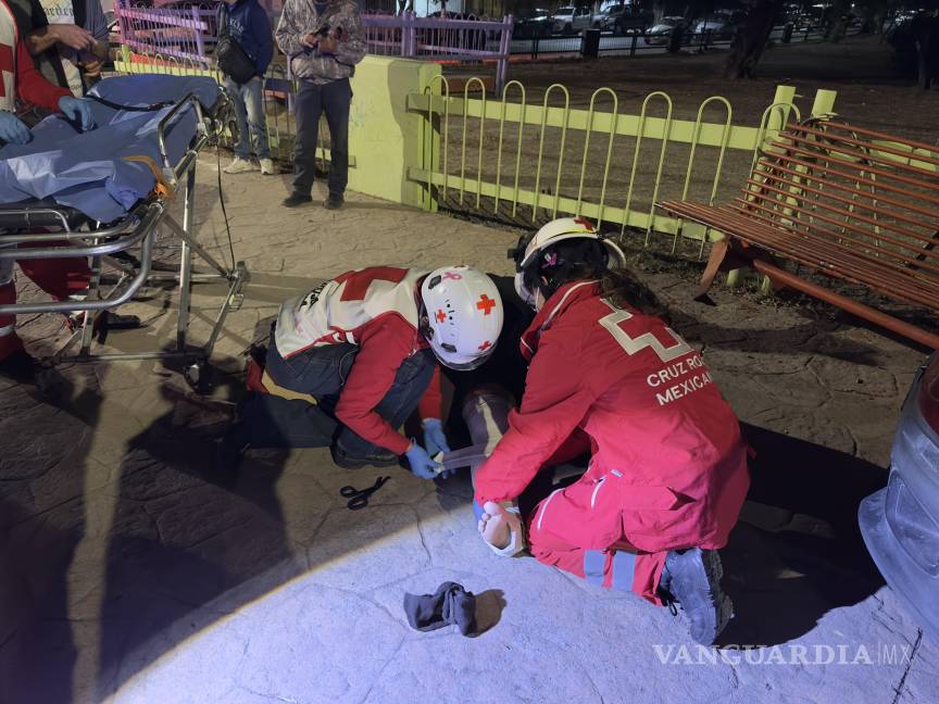 Conductor sube a la banqueta y embiste a dos mujeres, en Saltillo