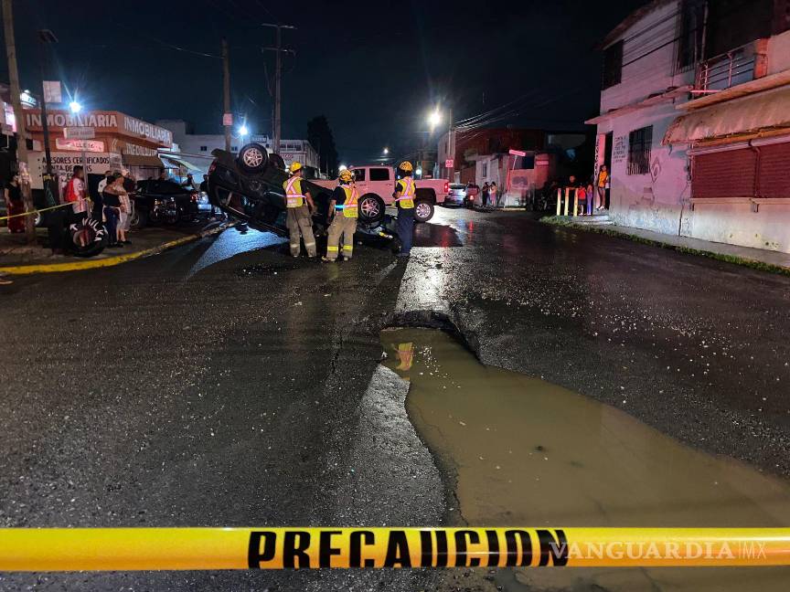 Bache ‘invisible’ origina volcadura en Saltillo; lo confundieron con charco de agua