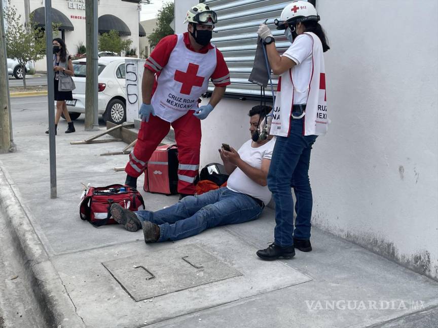 Conductor en Saltillo embiste a un motociclista; después huye