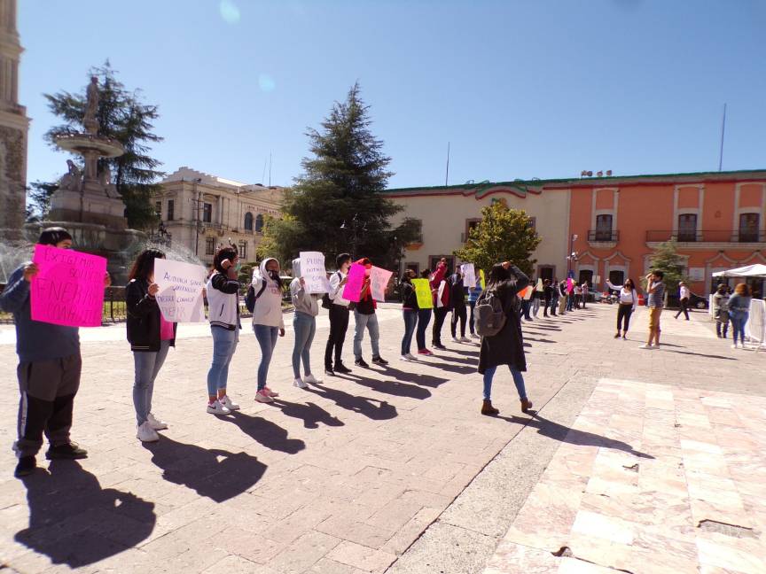 Realizan jóvenes plantón en Saltillo para exigir internet y poder tomar clases en línea