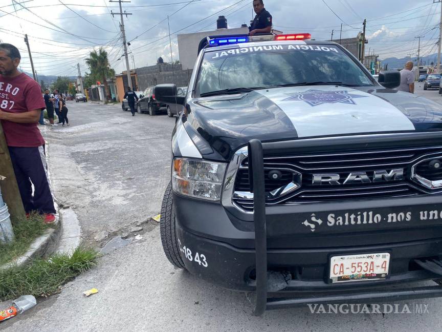 $!Uno de los detenidos es menor de edad, por lo que sus padres tuvieron que sacarlo de los separos.