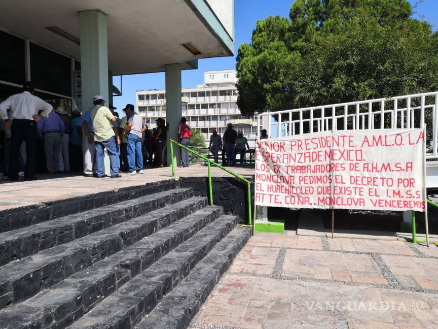$!Ex trabajadores de AHMSA protestan en el IMSS por problemática en pensiones e incapacidades