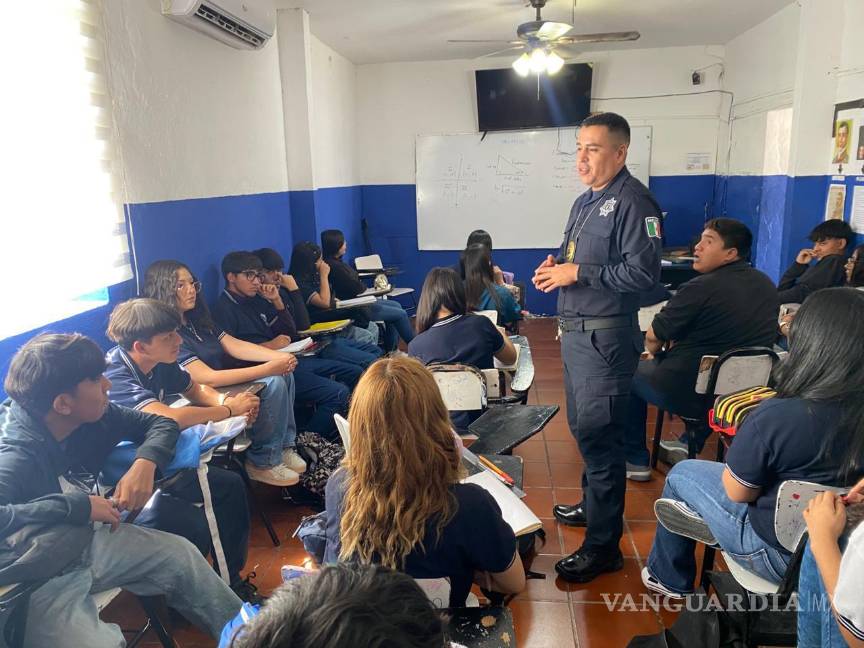 $!Estudiantes del Colegio de Bachilleres de Ramos Arizpe reciben información preventiva sobre el uso adecuado de redes sociales como parte del programa de proximidad social.