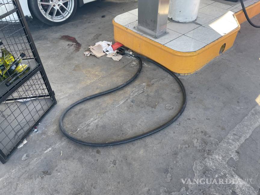 Llanta sale ‘volando’ de tráiler, causa daños a tienda y lesiona a despachador en Ramos Arizpe