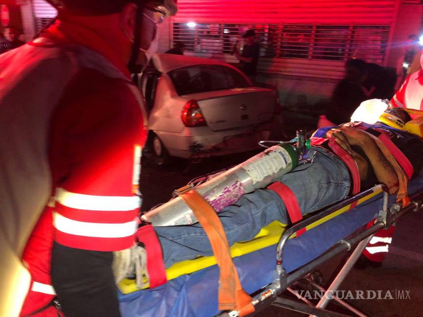 $!Paramédicos de la Cruz Roja brindaron asistencia a los heridos en el lugar del accidente, con el objetivo de estabilizar su condición antes de ser trasladados al hospital.
