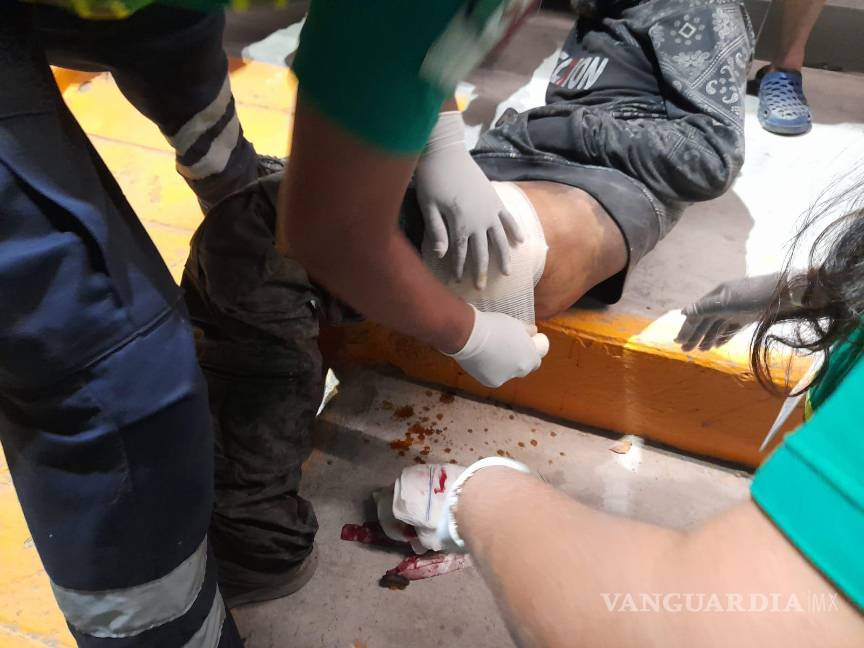 $!Paramédicos de Águilas Doradas atendieron al lesionado y lo trasladaron a recibir atención médica.