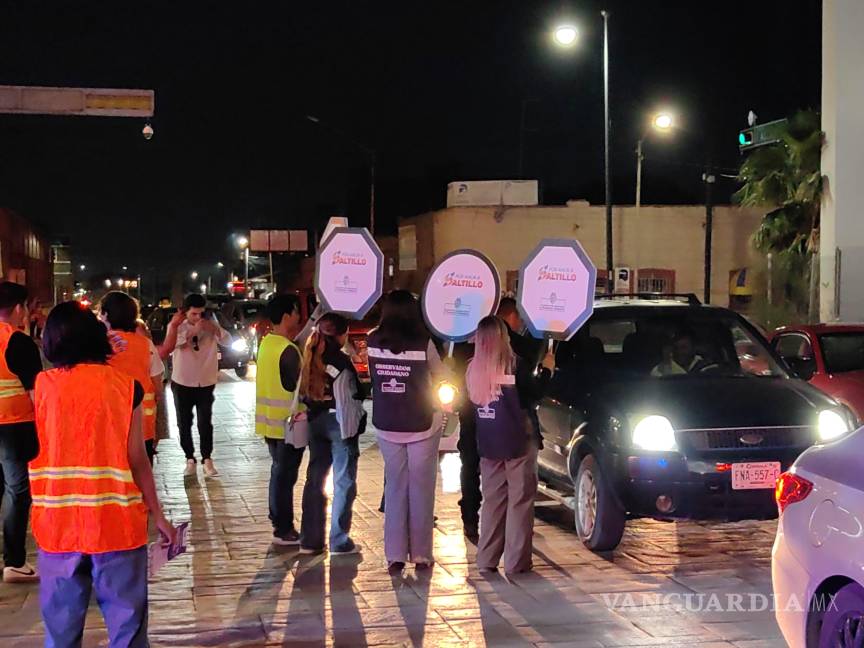 $!Jóvenes del ITS y la UANE entregaron volantes y emitieron recomendaciones a automovilistas en el centro de Saltillo, promoviendo la conducción responsable y el respeto a las normas de tránsito.