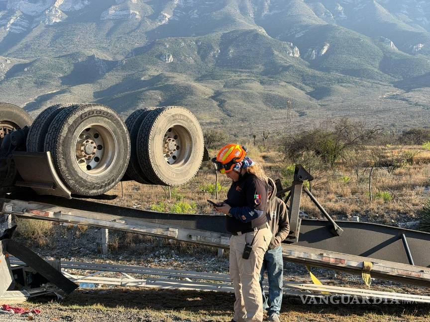 Trailero sale ileso de volcadura de su unidad en la carretera Saltillo-Monterrey