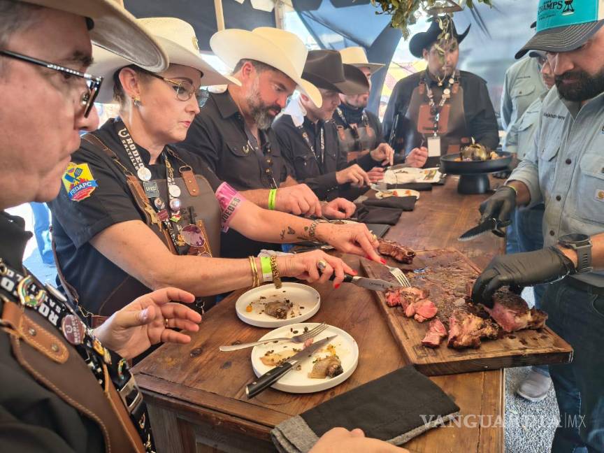 $!Los jueces calificando a cada uno de los equipos participantes.