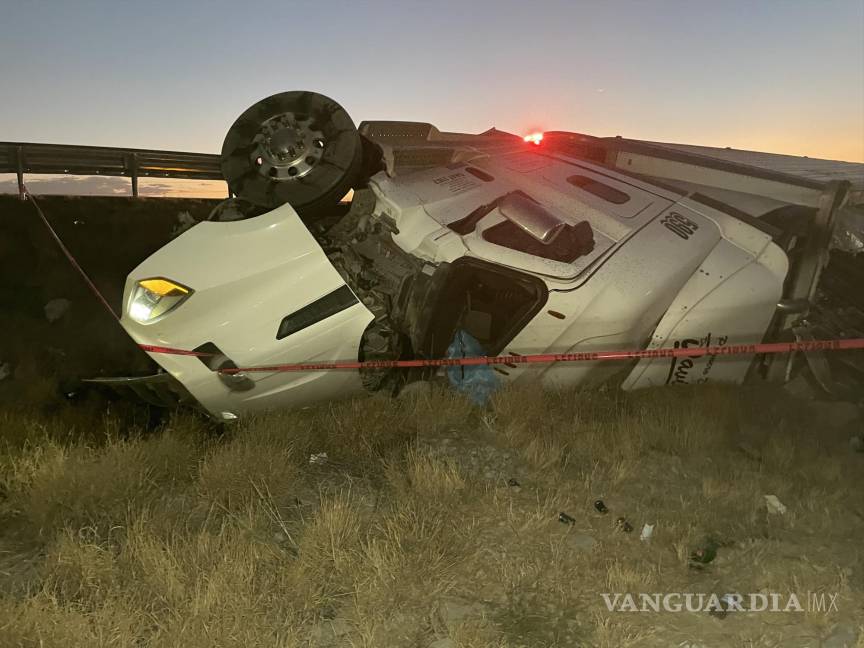 Muere trailero al volcarse sobre la Carretera Federal 57