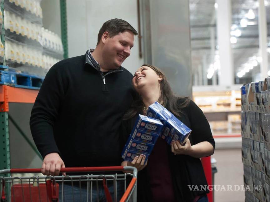 $!Pareja se jura amor en Costco