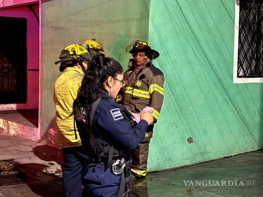 $!Bomberos sofocaron el incendio provocado por la explosión en una casa de la colonia Saltillo 2000.