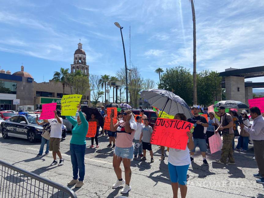 $!Con pancartas y consignas, familiares y amigos de Hilda “N” tomaron las calles de Monclova para exigir su liberación.