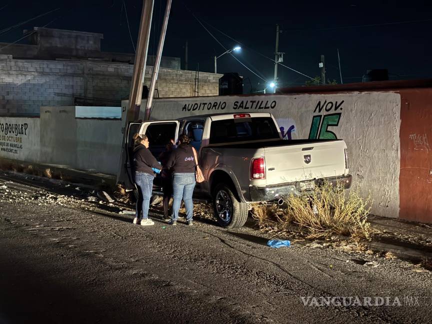 $!3. Personal de la CFE acudió al lugar para reparar el daño en las instalaciones eléctricas.