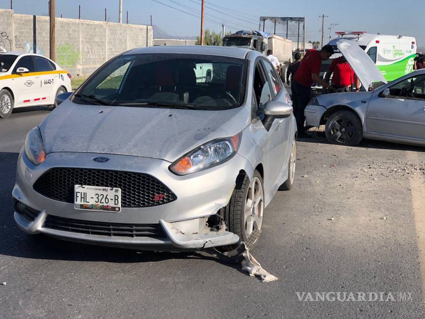 $!El auto terminó con el frente dañado.