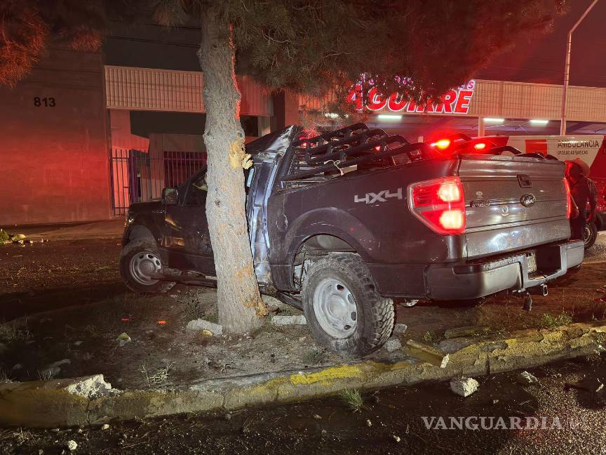$!El percance ocurrió cuando el vehículo se subió al camellón lateral y perdió estabilidad.