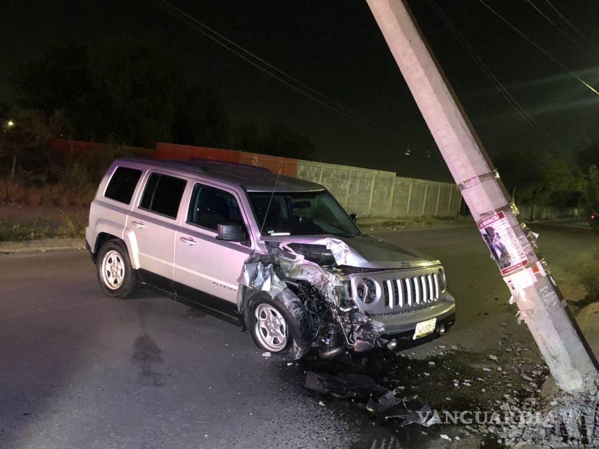 $!La camioneta terminó con daños considerables.