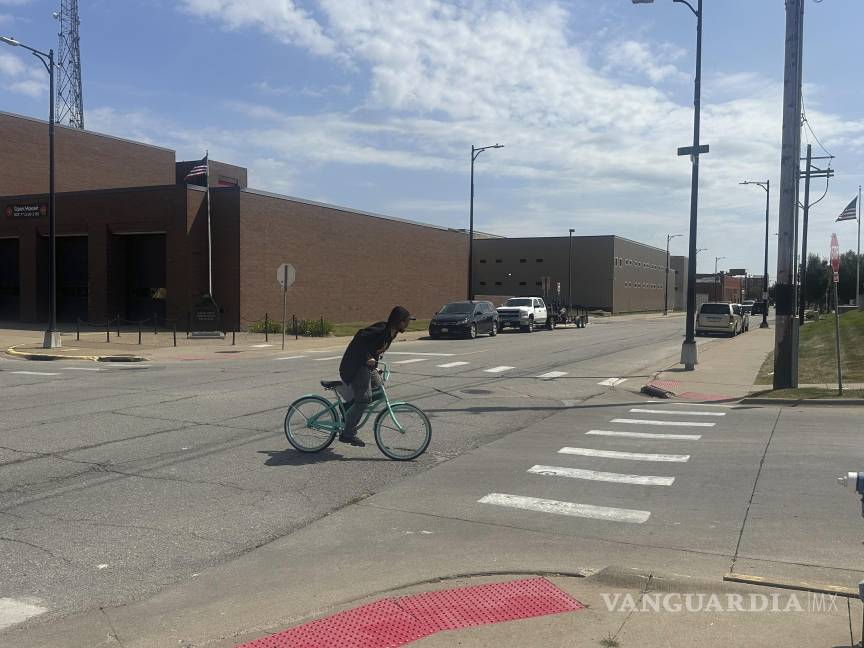 $!Un ciclista cruza una intersección donde testigos encontraron a Felipe de Jesús Hernández Marcelo cubierto de sangre tras recibir un disparo en Muscatine, Iowa.