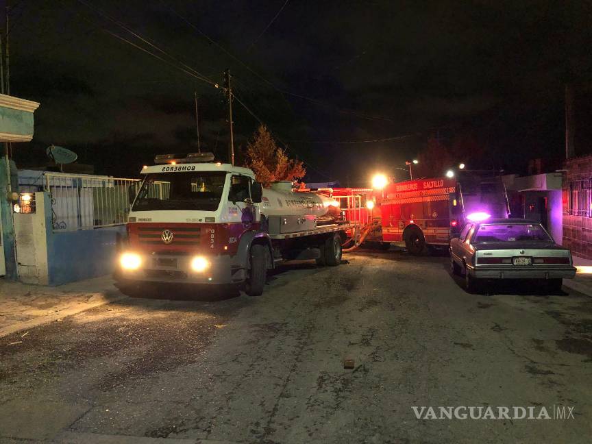 $!A pesar de la intensidad de las llamas, la rápida intervención de los bomberos evita lesiones, dejando solo un gran susto para los residentes que presenciaron el incidente.