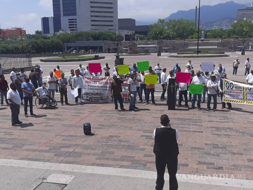 Protestan taxistas y meseros de Nuevo León por apoyos ante contingencia por COVID-19